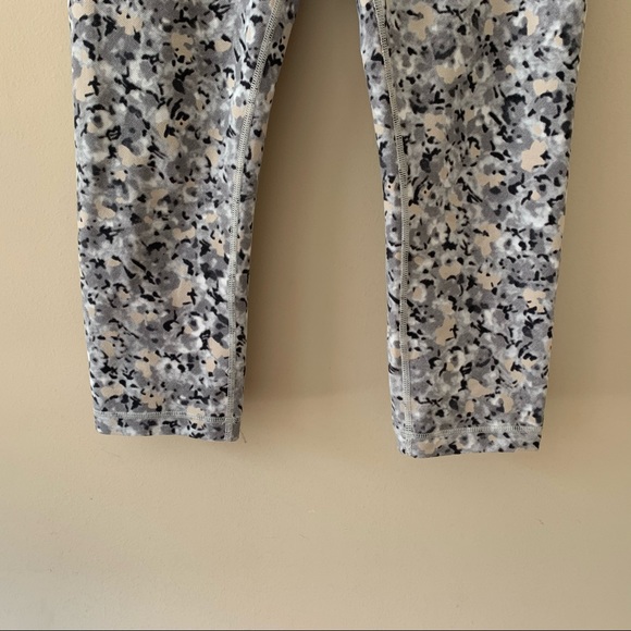 lululemon athletica cropped size 8 yoga leggings - Picture 5 of 13